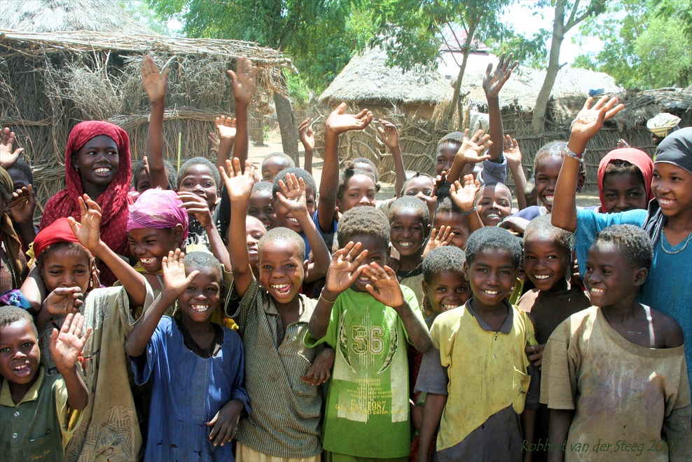 Kinder in einem somalischem Dorf
